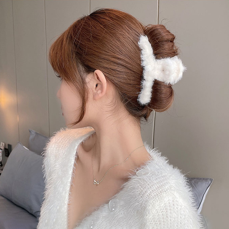 モコモコ 可愛い 気質アップ 無地 毛糸 ボンボン ヘアアクセサリー